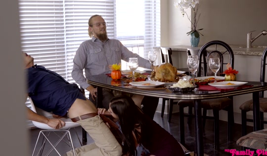 Семейство извращенцев шпилятся везде, скрывая от матери. Семейство извращенцев шпилятся везде, скрывая от матери.