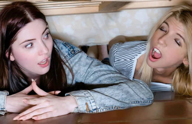 Две сводные сестрички застряли под кроватью братишки.