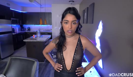 Неприступная дочурка поддается соблазнительным чарам отца. Неприступная дочурка поддается соблазнительным чарам отца.