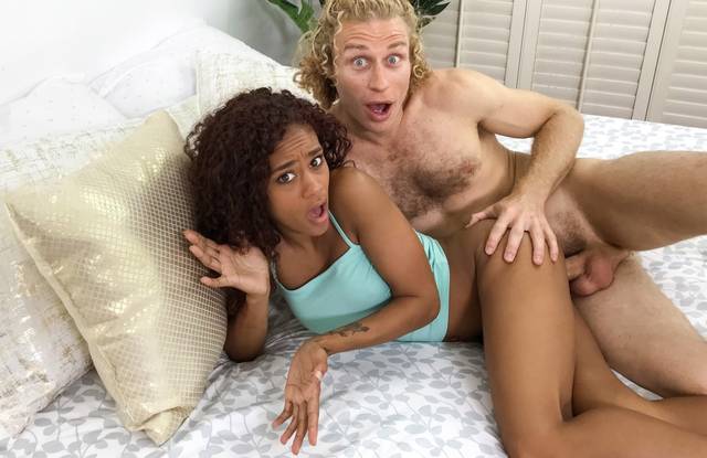 Синий страпон - подходящая игрушка для любого пола.