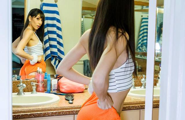 Моя любимая падчерица помогает с отсутствием секса в жизни.