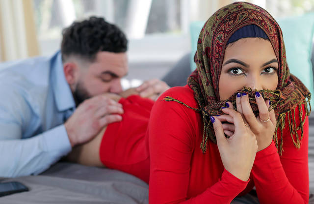 Обиженная арабка сбросила хиджаб ради молодого сыночка.