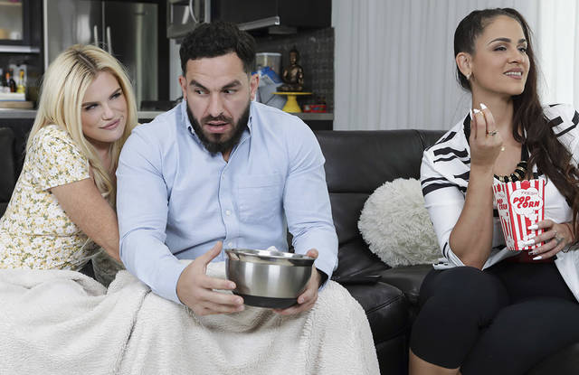 Молодой отчим изменяет жене с миленькой падчерицей.