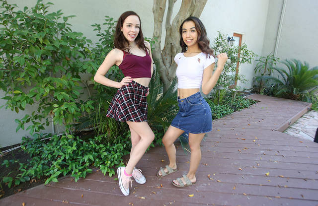 Озабоченный батя склоняет дочурок к интимной близости. Озабоченный батя склоняет дочурок к интимной близости.