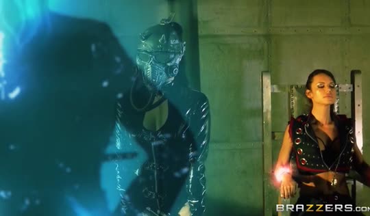 Очко смуглой красотки Франчески расширяет огромный член