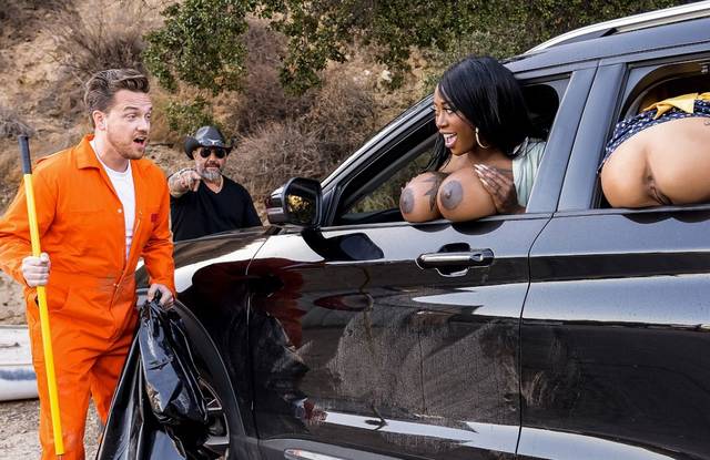 Чёрная мамочка подсадила автостопщицу на свой рычаг